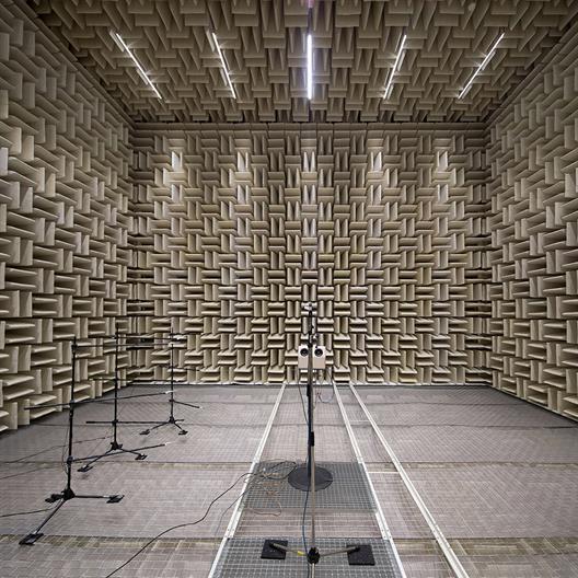 Dieses Bild zeigt den reflektionsarmen Raum des Institute of Sound and Vibration Engineering. An den Wänden befinden sich viele Schaumstoff-Keile. Dieser Raum dient vor allem zur Vermessung von Schallquellen/-meßgeräten verschiedener Art. Darunter fallen z.B. Lautsprecher, Mikrofone und Musikinstrumente. Hierbei kann z.B. die akustische Leistung und der Schalldruck messtechnisch erfasst und ausgewertet werden.